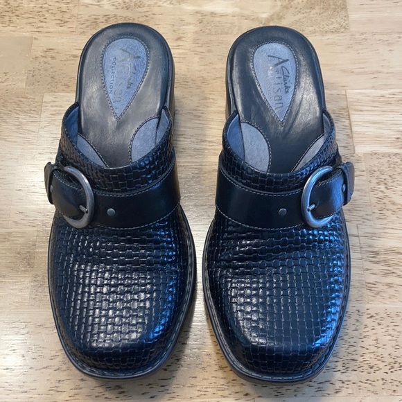 Beautiful Clarks Artisan collection black woven - Picture 2 of 10